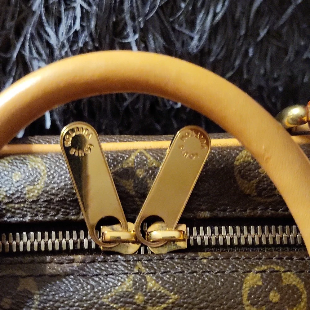 LOUIS VUITTON 🎀 EXCELLENT CONDITION 🩵DISCONTINUED 💄**MANHATTAN PM**💄 - Picture 13 of 14